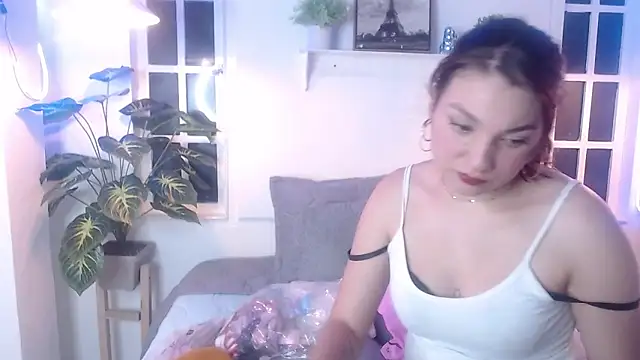 Snapshot of Viollet_C chatting on 10/23/25, 01:49 Viollet C online show from 10/23/25, 01:49