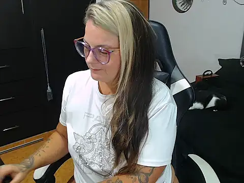 perlagoloza05 online show from 10/23/25, 03:39