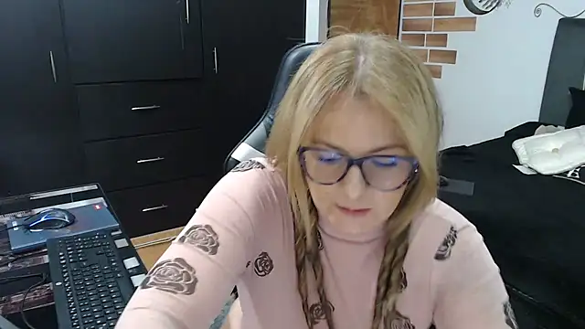 perlagoloza05 online show from 02/08/26, 02:48