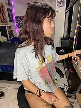 Snapshot of Freyaa_sama chatting on 10/15/25, 04:01 Freyaa sama online show from 10/15/25, 04:01