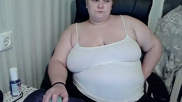 Snapshot of HarmonyKarera chatting on 10/19/25, 08:09 HarmonyKarera online show from 10/19/25, 08:09