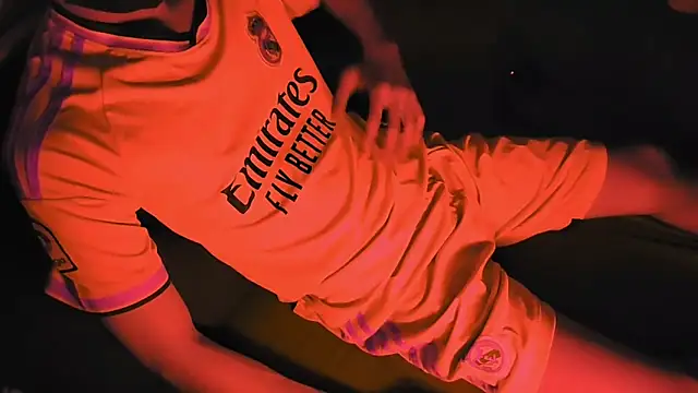 Snapshot of Laine2kx chatting on 10/27/25, 04:22 Laine2kx online show from 10/27/25, 04:22