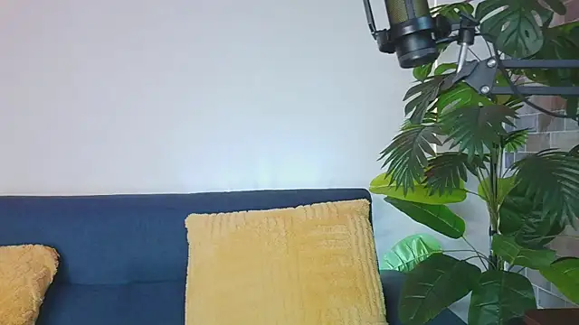 Snapshot of luna_valen chatting on 05/28/26, 04:10 luna valen online show from 05/28/26, 04:10