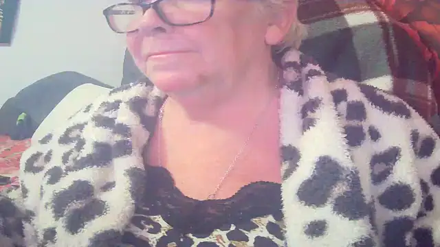 Snapshot of Playful_MILF_Demi chatting on 04/28/26, 07:30 Playful MILF Demi online show from 04/28/26, 07:30