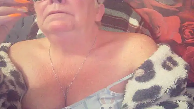 Snapshot of Playful_MILF_Demi chatting on 04/30/26, 08:31 Playful MILF Demi online show from 04/30/26, 08:31