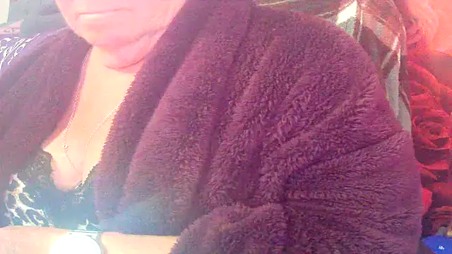 Snapshot of Playful_MILF_Demi chatting on 05/10/26, 06:35 Playful MILF Demi online show from 05/10/26, 06:35