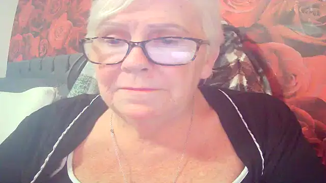 Snapshot of Playful_MILF_Demi chatting on 05/12/26, 10:01 Playful MILF Demi online show from 05/12/26, 10:01