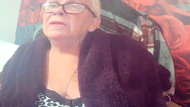 Snapshot of Playful_MILF_Demi chatting on 06/03/26, 08:25 Playful MILF Demi online show from 06/03/26, 08:25