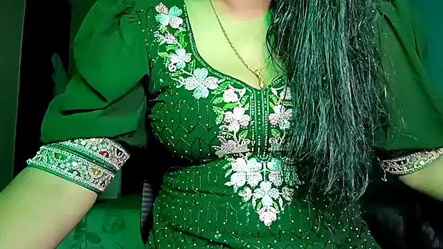 horny milf couple online show from 05/13/26, 06:05