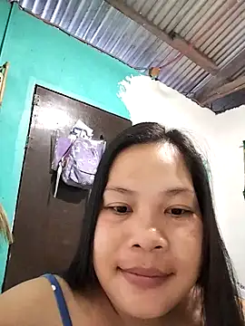 Snapshot of shyhotpinay_32 chatting on 10/10/25, 09:36 shyhotpinay 32 online show from 10/10/25, 09:36