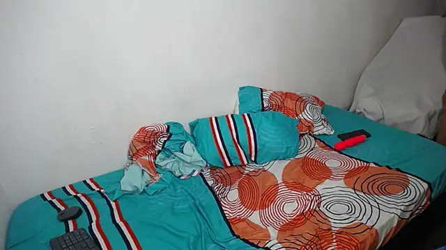 Snapshot of babyperla_hot chatting on 10/15/25, 02:44 babyperla hot online show from 10/15/25, 02:44