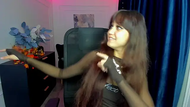 Snapshot of TiffanyYounge chatting on 10/25/25, 04:09 TiffanyYounge online show from 10/25/25, 04:09