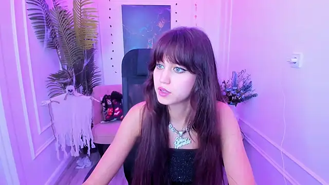 Snapshot of TiffanyYounge chatting on 10/27/25, 12:20 TiffanyYounge online show from 10/27/25, 12:20