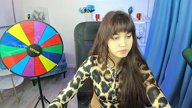 Snapshot of TiffanyYounge chatting on 11/01/25, 11:23 TiffanyYounge online show from 11/01/25, 11:23