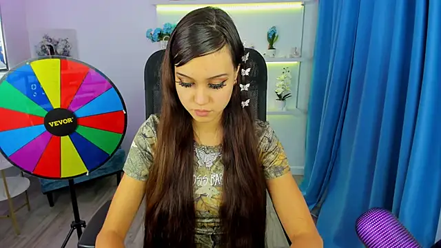 Snapshot of TiffanyYounge chatting on 11/12/25, 12:38 TiffanyYounge online show from 11/12/25, 12:38