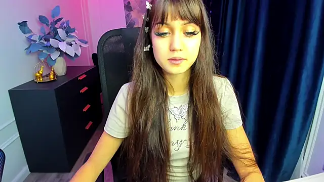 Snapshot of TiffanyYounge chatting on 11/28/25, 12:30 TiffanyYounge online show from 11/28/25, 12:30