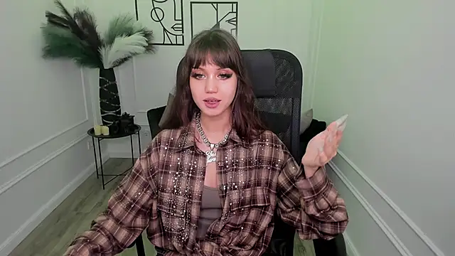 Snapshot of TiffanyYounge chatting on 11/29/25, 04:04 TiffanyYounge online show from 11/29/25, 04:04