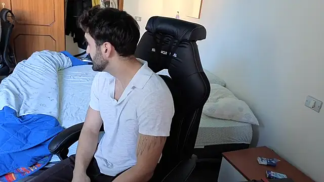 Al3xox02 online show from 04/04/26, 12:35