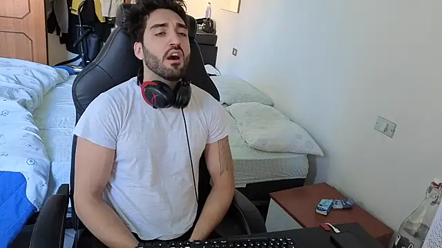 Al3xox02 online show from 04/05/26, 12:13