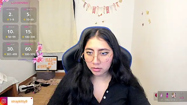 Snapshot of LoveLyy- chatting on 06/05/26, 12:28 LoveLyy- online show from 06/05/26, 12:28
