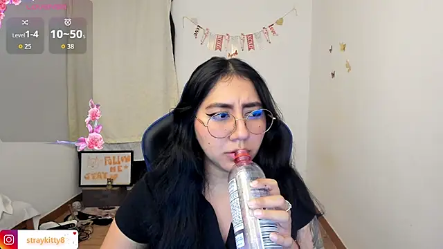 Snapshot of LoveLyy- chatting on 06/05/26, 11:43 LoveLyy- online show from 06/05/26, 11:43
