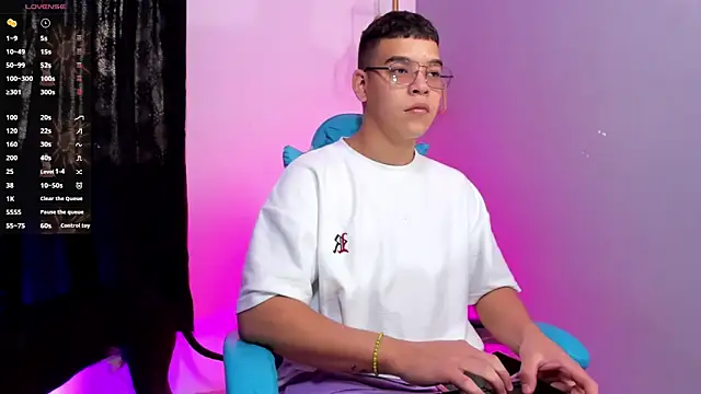 Snapshot of alex_boyy chatting on 10/16/25, 12:50 alex boyy online show from 10/16/25, 12:50