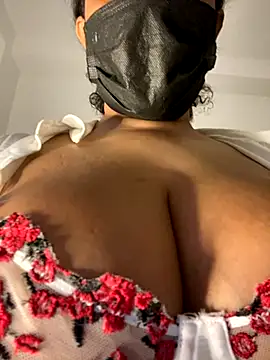 Monica  Bellucci   online show from 11/08/25, 10:37