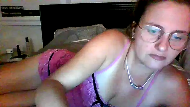 Snapshot of xcrazzycat chatting on 10/16/25, 08:32 xcrazzycat online show from 10/16/25, 08:32