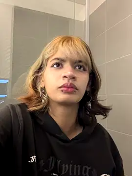 Snapshot of sukulaurens chatting on 11/03/25, 02:46 sukulaurens online show from 11/03/25, 02:46