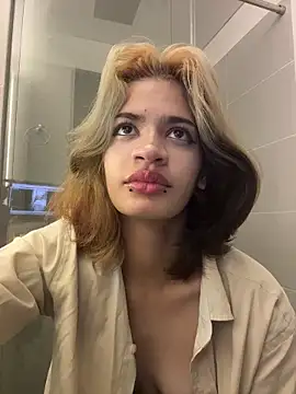 Snapshot of sukulaurens chatting on 11/12/25, 04:07 sukulaurens online show from 11/12/25, 04:07