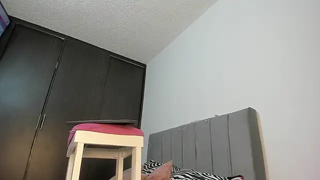 emy collyns online show from 10/17/25, 02:48