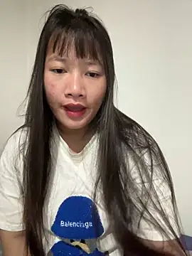 Snapshot of TrangNemo chatting on 11/23/25, 12:32 TrangNemo online show from 11/23/25, 12:32