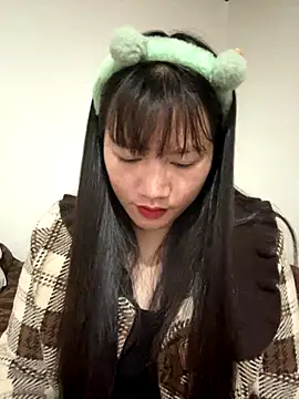 Snapshot of TrangNemo chatting on 12/18/25, 10:38 TrangNemo online show from 12/18/25, 10:38