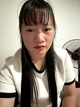 Snapshot of TrangNemo chatting on 12/19/25, 10:44 TrangNemo online show from 12/19/25, 10:44