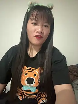 Snapshot of TrangNemo chatting on 12/20/25, 11:17 TrangNemo online show from 12/20/25, 11:17
