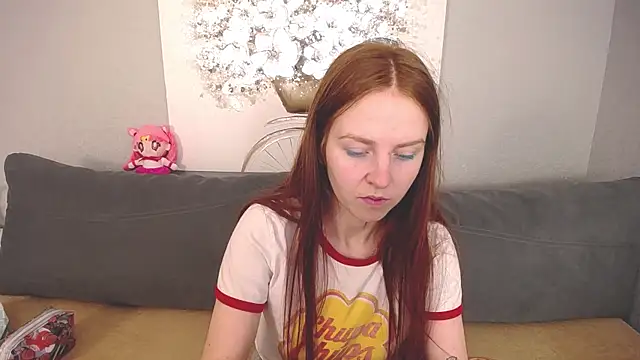 Snapshot of Evarey_ chatting on 10/14/25, 04:57 Evarey online show from 10/14/25, 04:57