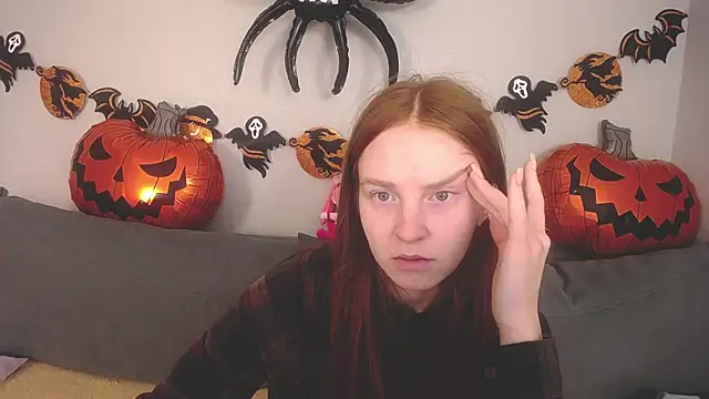 Snapshot of Evarey_ chatting on 11/02/25, 05:43 Evarey online show from 11/02/25, 05:43