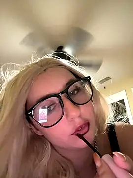 tiffanyxoxo515 online show from 10/12/25, 08:46