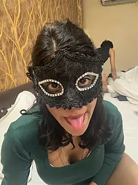 Lovebirdss online show from 02/24/26, 04:38