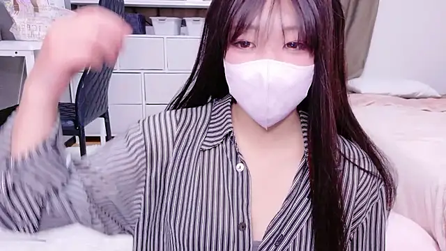 Snapshot of YuKa-zaurusu chatting on 11/17/25, 06:08 YuKa-zaurusu online show from 11/17/25, 06:08