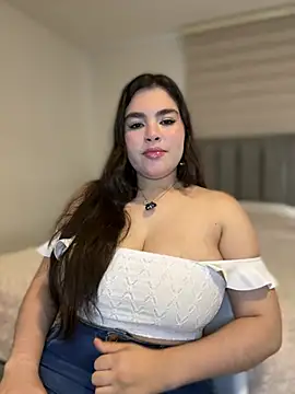Snapshot of Isabella_LaRue chatting on 04/15/26, 01:40 Isabella LaRue online show from 04/15/26, 01:40