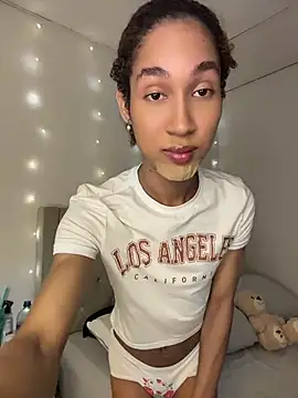 Snapshot of Chloe_Celeste chatting on 08/04/26, 01:53 Chloe Celeste online show from 08/04/26, 01:53