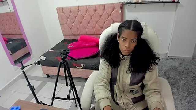 thianahorny online show from 12/19/25, 10:44