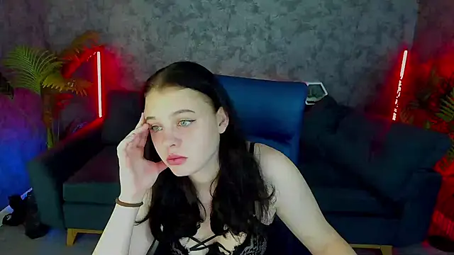 SnowWhiti online show from 11/23/25, 06:24