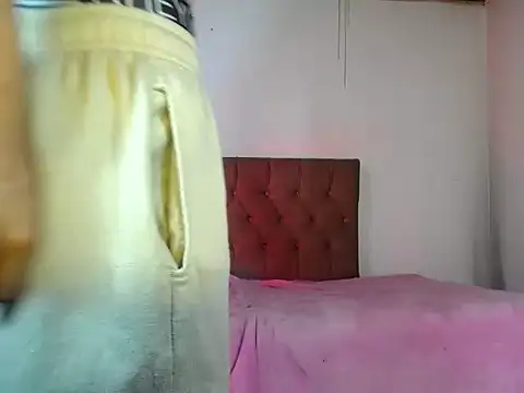 Snapshot of VeryHotGill chatting on 10/10/25, 05:01 VeryHotGill online show from 10/10/25, 05:01