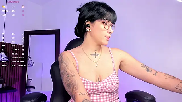 Snapshot of evelyn_samantha chatting on 10/22/25, 01:50 evelyn samantha online show from 10/22/25, 01:50