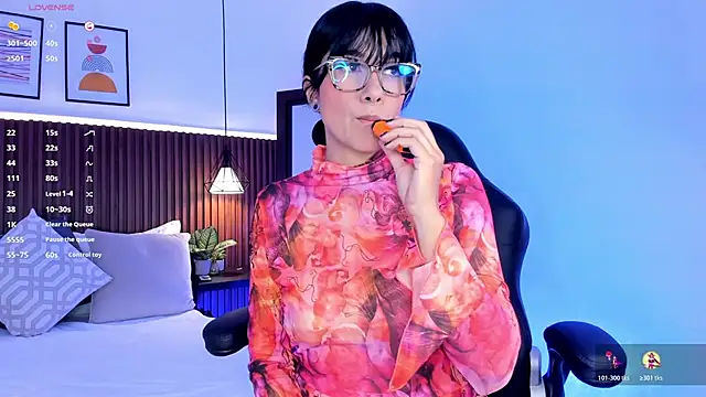 Snapshot of evelyn_samantha chatting on 11/09/25, 01:37 evelyn samantha online show from 11/09/25, 01:37