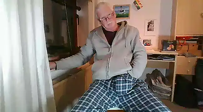 Snapshot of super-snoopy chatting on 12/20/24, 09:28 super-snoopy online show from 12/20/24, 09:28