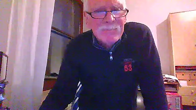 Snapshot of super-snoopy chatting on 12/18/25, 03:51 super-snoopy online show from 12/18/25, 03:51