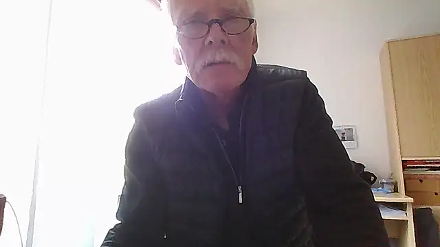 Snapshot of super-snoopy chatting on 04/19/26, 09:52 super-snoopy online show from 04/19/26, 09:52